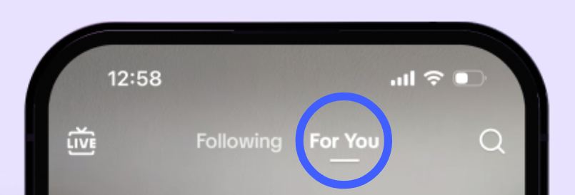 Haut de l’écran d’un smartphone montrant l’onglet « For You » de TikTok entouré en bleu, indiquant un fil de contenus recommandés par la plateforme.