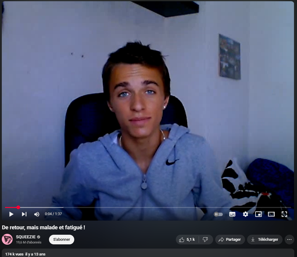 Capture d'écran d'une vidéo YouTube de Squeezie, intitulée « De retour, mais malade et fatigué ! ». On y voit le vidéaste quand il avait 15 ans, portant une veste à capuche grise, assis devant sa caméra dans une chambre.