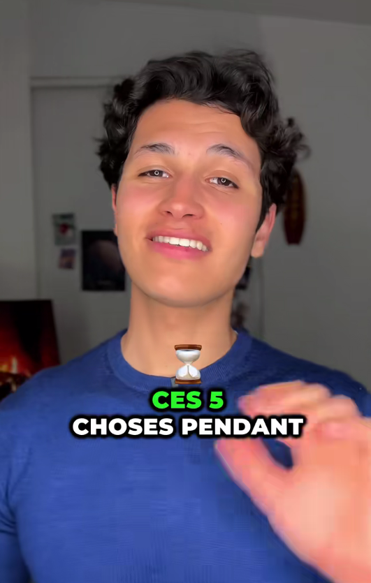 Portrait d'un jeune homme souriant en tee-shirt bleu, avec l'inscription « CES 5 CHOSES PENDANT » surmontée d'un emoji sablier, dans un format de vidéo courte type TikTok ou Reel.