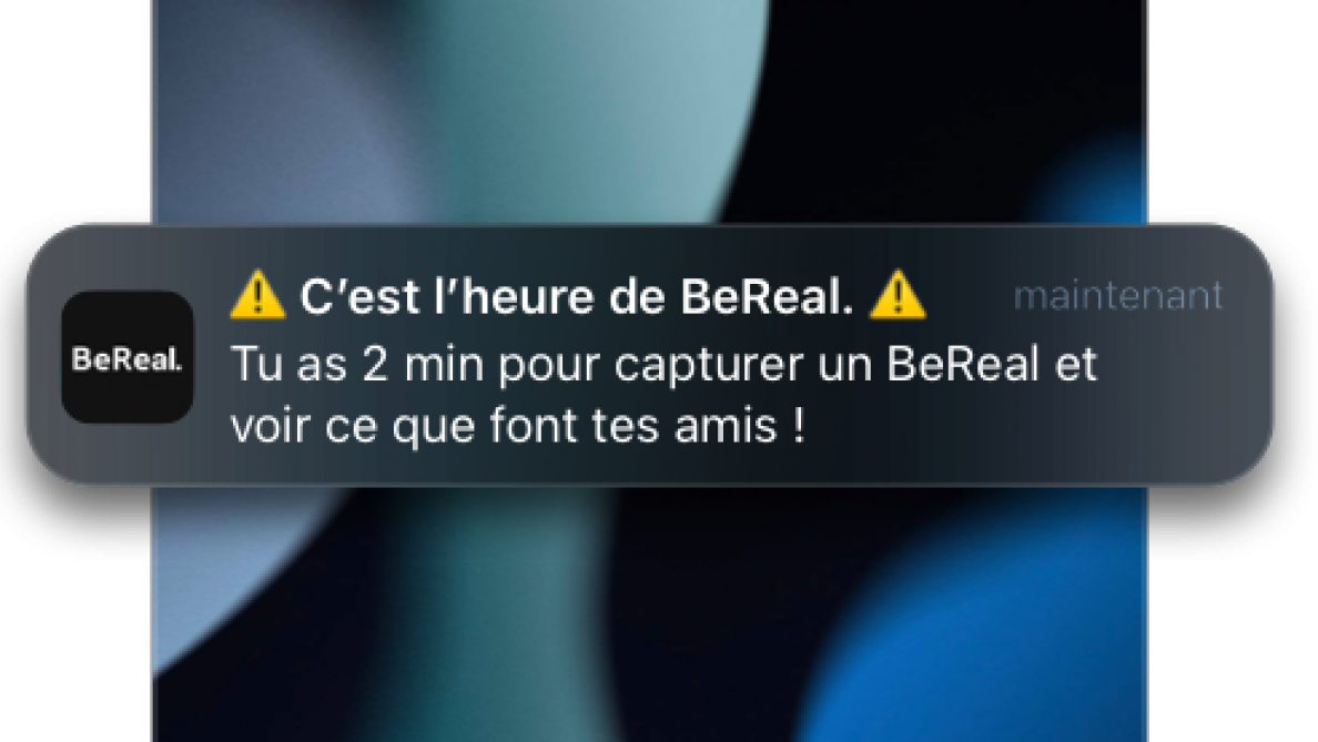 Notification d’un smartphone provenant de l’application BeReal indiquant qu’il est temps de publier. Le message informe l’utilisateur ou l’utilisatrice qu’il ou elle dispose de deux minutes pour prendre une photo et découvrir ce que font ses amis.