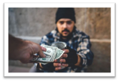 Une main tend des billets de banque à un homme portant un bonnet et une chemise à carreaux. L'homme est assis dans la rue et tient un gobelet en métal pour recueillir l'argent.