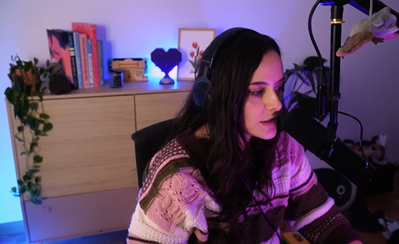 Photo de la streameuse Ultia en train de parler de tourner un live, elle parle dans un micro de studio.